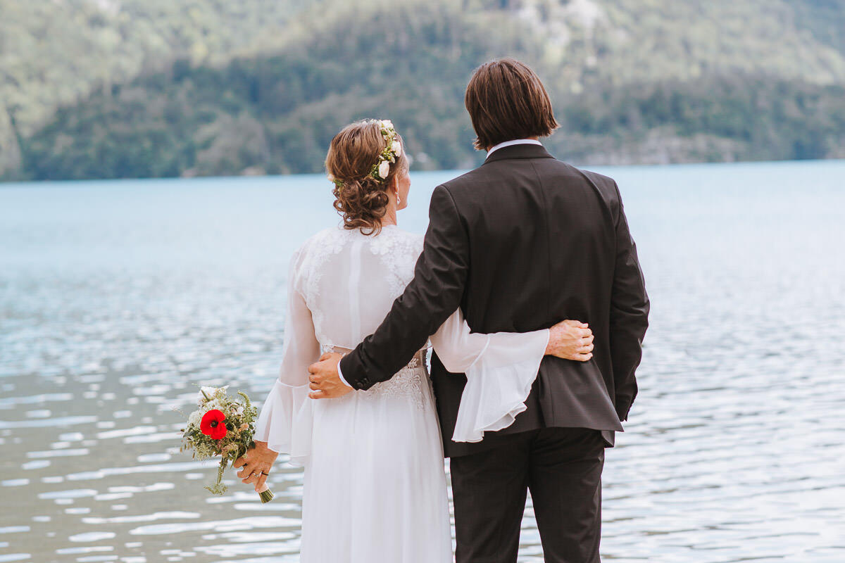 Brautpaar blickt auf den Wolfgangsee